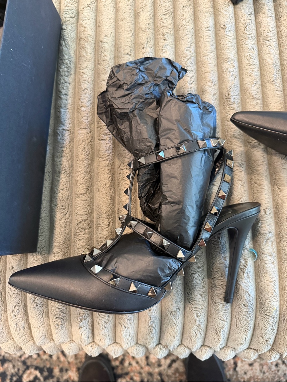 Valentino Garavani Black Pyramid-Stud Pointed Boots - Picture 6 of 10